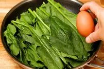 ببینید| طرز تهیه یک غذای ساده با اسفناج و تخم مرغ به روش چینی ها