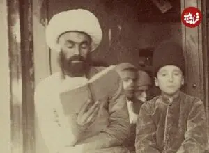 عکس| سفر زمان؛ تصویری از یک «مکتب‌خانه» در تهران در دوران ناصرالدین شاه