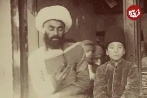 عکس| سفر زمان؛ تصویری از یک «مکتب‌خانه» در تهران در دوران ناصرالدین شاه