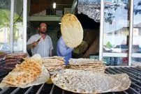 عکس| سفر به تهران قدیم؛ تصویری از یک «نانوایی تافتونی» در تهران؛ سال 1346