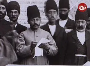 عکس| سفر زمان؛ فلک کردن یک نوکر روی سنگفرش در مقابل جمعیت؛ 130 سال قبل