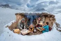 ببینید| غذای روستایی در افغانستان؛ پخت نان محلی در تنور و در غار