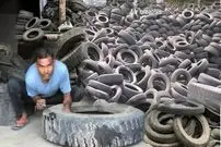 (ویدئو) مهارت کارگران پاکستانی؛ از تبدیل دمپایی کهنه به کفش تا بازیافت لاستیک