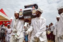 در این کشور مردگان را در «بطری‌، کفش و هواپیما» دفن می‌کنند