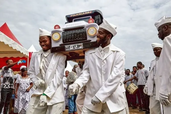 در این کشور مردگان را در «بطری‌، کفش و هواپیما» دفن می‌کنند