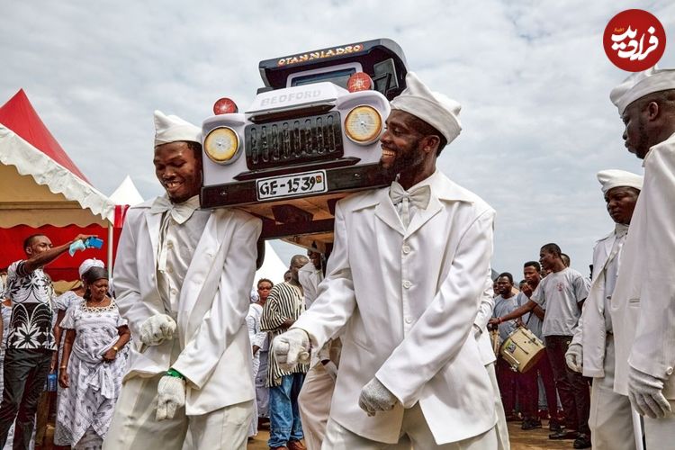 در این کشور مردگان را در «بطری، کفش و هواپیما» دفن میکنند