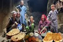 ببینید| غذای روستایی در افغانستان؛ پخت نان سنتی در تنور و خوراک کدو سبز 