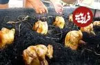 ببینید| غذای خیابانی در تایلند؛ کباب کردن مرغ کامل در زیر کاه در ناخن پاتوم