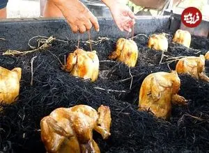 ببینید| غذای خیابانی در تایلند؛ کباب کردن مرغ کامل در زیر کاه در ناخن پاتوم