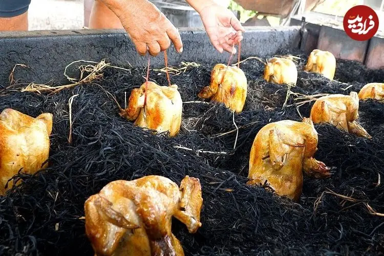 ببینید| غذای خیابانی در تایلند؛ کباب کردن مرغ کامل در زیر کاه در ناخن پاتوم