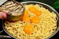 ببینید| با تخم مرغ، پاستا و کنسرو ساردین این غذای جدید را درست کنید