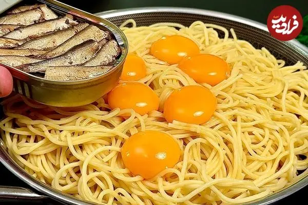ببینید| با تخم مرغ، پاستا و کنسرو ساردین این غذای جدید را درست کنید