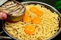 ببینید| با تخم مرغ، پاستا و کنسرو ساردین این غذای جدید را درست کنید