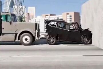 (ویدیو) مقاومت خیره‌کننده خودروی وُلوو در تست له شدن بین تریلی و دیوار!