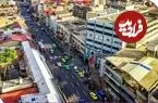 عکس| سفر زمان؛ زن تهرانی در خیابان جمهوری در حال نگاه کردن به یک ویترین؛ سال 1330