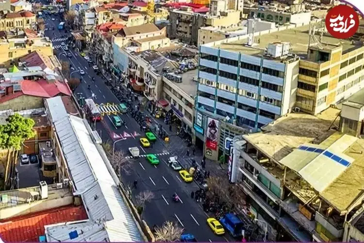عکس| سفر زمان؛ زن تهرانی در خیابان جمهوری در حال نگاه کردن به یک ویترین؛ سال 1330