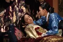 عکس| سفر زمان؛ عکس یادگاری «ملکه اینهیون» در پشت‌صحنه سریال «دونگ‌یی» با یک هوادار