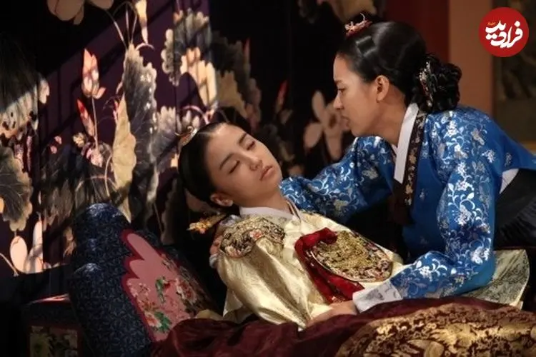 عکس| سفر زمان؛ عکس یادگاری «ملکه اینهیون» در پشت‌صحنه سریال «دونگ‌یی» با یک هوادار