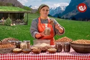 ببینید| غذای روستایی در آذربایجان؛ تهیه کره بادام زمینی به روش سنتی