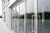 ( ویدیو) برخورد دردناک یک مرد حواس پرت با در شیشه‌ ای 