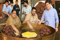 ببینید؛ غذای خیابانی در افغانستان؛ پخت چپلی کباب پرطرفدار و محبوب در کابل