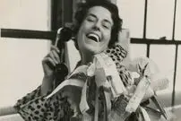 عکس| سفر زمان؛ زن اتریشی با چادر و دوربین در بالکن یک مسافرخانه در ایران؛ 70 سال قبل