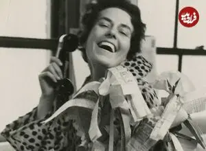 عکس| سفر زمان؛ زن اتریشی با چادر و دوربین در بالکن یک مسافرخانه در ایران؛ 70 سال قبل