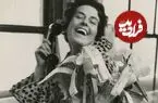 عکس| سفر زمان؛ زن اتریشی با چادر و دوربین در بالکن یک مسافرخانه در ایران؛ 70 سال قبل