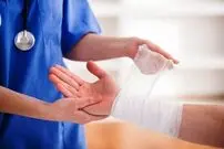 چگونه پانسمان کنیم ؟ ؛ نحوه صحیح بستن پانسمان اضطراری بدون ابزار تخصصی