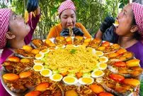 ببینید| غذای روستایی در سنگاپور؛ پخت یک غذای سنتی با ماهی، سس سویا و نودل در روستا