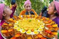 ببینید| غذای روستایی در سنگاپور؛ پخت یک غذای سنتی با ماهی، سس سویا و نودل در روستا
