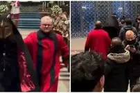 ببینید| مرد مرموز مراسم کریسمس را مختل کرد