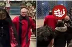 ببینید| مرد مرموز مراسم کریسمس را مختل کرد