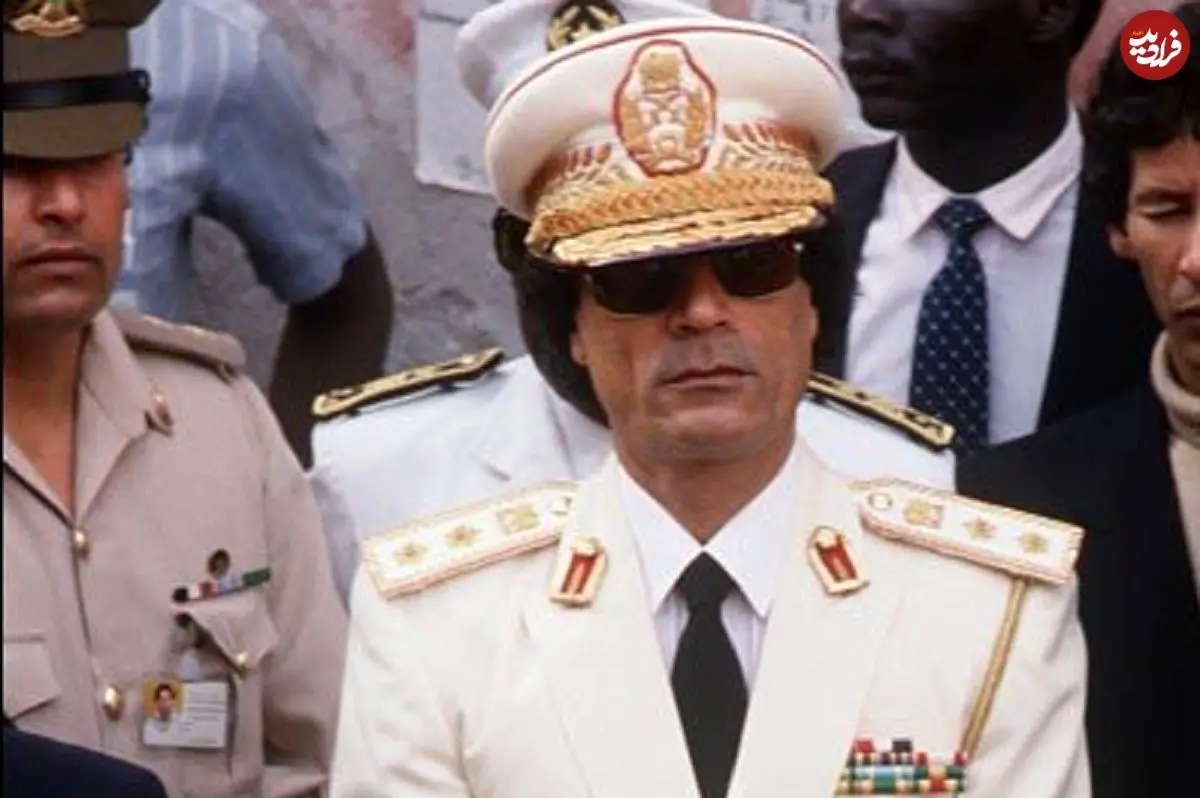 عکس| سفر در زمان؛ «قذافی» در حال نماز خواندن در خانه اش بعد بمباران شدن توسط آمریکا؛ سال 1365