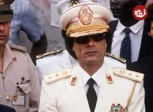 عکس| سفر در زمان؛ «قذافی» در حال نماز خواندن در خانه اش بعد بمباران شدن توسط آمریکا؛ سال 1365