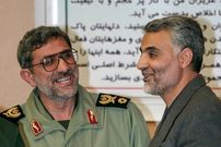 عکس؛ سفر به تاریخ؛ بوسۀ «سردار قاآنی» بر پیشانی «پسر سردار سلیمانی»؛ سال 1403