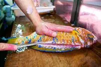 ببینید| غذای خیابانی در ژاپن؛ پخت یک غذای سنتی با طوطی ماهی در اوکیناوا