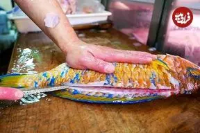 ببینید| غذای خیابانی در ژاپن؛ پخت یک غذای سنتی با طوطی ماهی در اوکیناوا