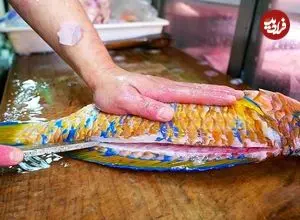 ببینید| غذای خیابانی در ژاپن؛ پخت یک غذای سنتی با طوطی ماهی در اوکیناوا