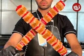 ببینید| غذای خیابانی در ایران؛ مهارت دیدنی آشپز مشهور در تهیه کباب کوبیده مرغ