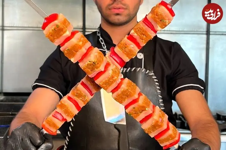 ببینید| غذای خیابانی در ایران؛ مهارت دیدنی آشپز مشهور در تهیه کباب کوبیده مرغ