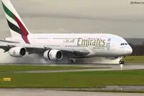 (ویدئو) فرود تماشایی ایرباس غول پیکر A380 در باند کاملا خیس!