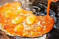 ببینید| غذای خیابانی در هند؛ مهارت آشپزهای خیابانی در پخت انواع املت در بمبئی