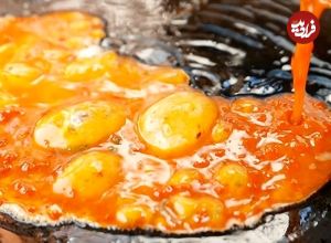 ببینید| غذای خیابانی در هند؛ مهارت آشپزهای خیابانی در پخت انواع املت در بمبئی