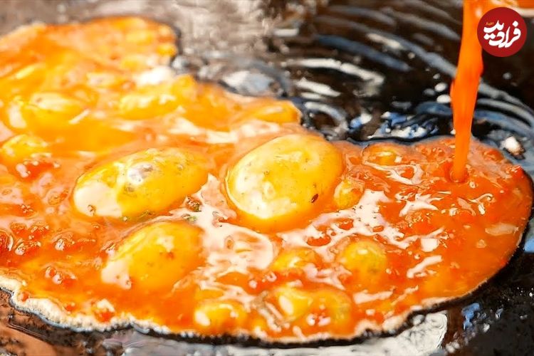 ببینید| غذای خیابانی در هند؛ مهارت آشپزهای خیابانی در پخت انواع املت در بمبئی