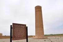 عکس| سفر به ایران قدیم؛ عکس یادگاری مردان روستایی در کنار «میل فیروزآباد» در زمان احمدشاه