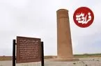 عکس| سفر به ایران قدیم؛ عکس یادگاری مردان روستایی در کنار «میل فیروزآباد» در زمان احمدشاه