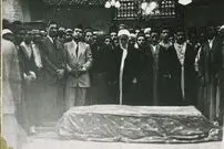 نماز میت بر پیکر «ملکه جهان خانم» همسر محمدعلی شاه قاجار در کربلا