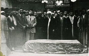 نماز میت بر پیکر «ملکه جهان خانم» همسر محمدعلی شاه قاجار در کربلا