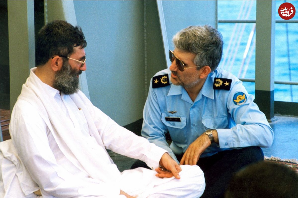 عکس؛ سفر در زمان؛ «امیر منصور ستاری» در حال بررسی سامانه پدافند نیروی هوایی؛ اوایل دهه 70